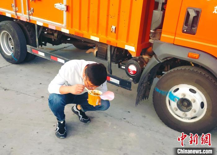 由于沿路疫情原因，閆光宇和朋友只能在服務(wù)區(qū)簡餐?！∴嵟?攝