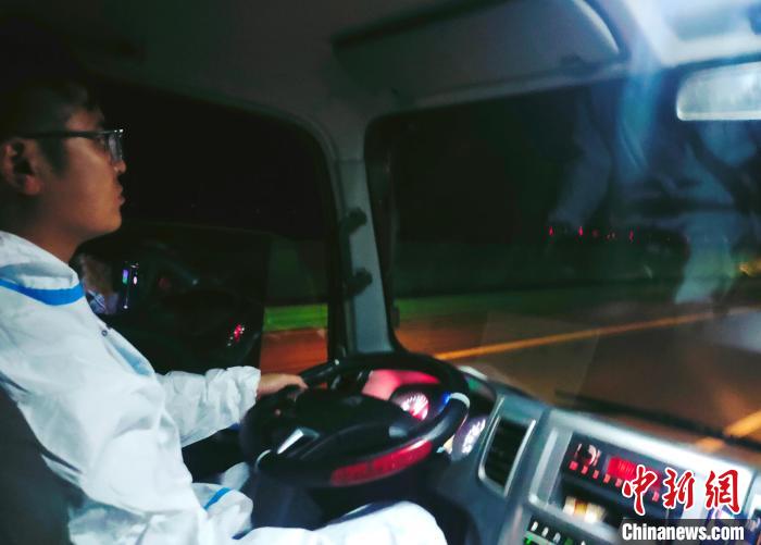 星夜疾馳，只為讓防疫物資早日抵達(dá)西藏?！∴嵟?攝