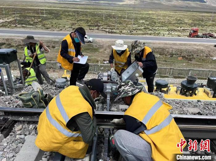 圖為青藏鐵路基礎(chǔ)設(shè)施“升級(jí)換代”施工現(xiàn)場(chǎng)?！‖F(xiàn)場(chǎng)作業(yè)人員供圖