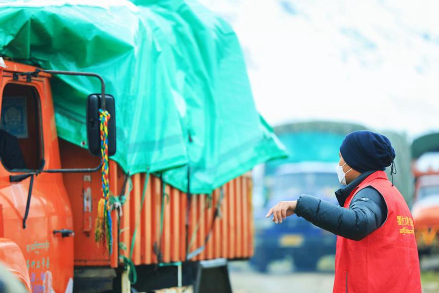 “紅馬甲”幫牧民順利轉場。洛克攝