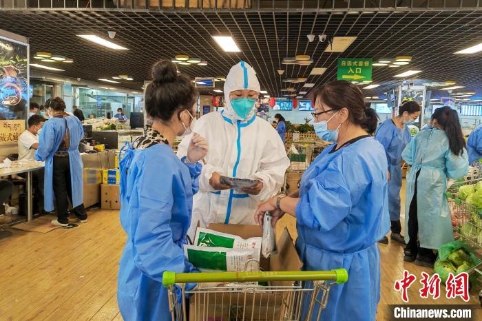 圖為疫情期間，西藏格拉丹東超市調配物資，保障市場供應?！∈茉L者供圖