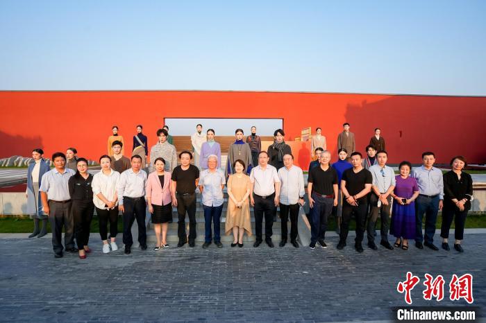 近40套藏式針織系列時(shí)裝亮相2022北京時(shí)裝周?！”本r(shí)裝周供圖