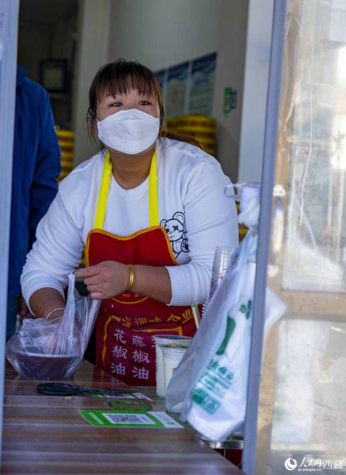 包子店老板正在為顧客打包早餐。人民網 次仁羅布攝