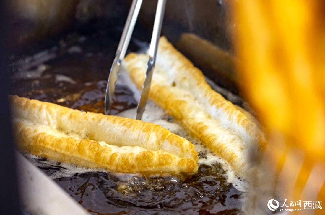 熱氣騰騰的油條。人民網 次仁羅布攝