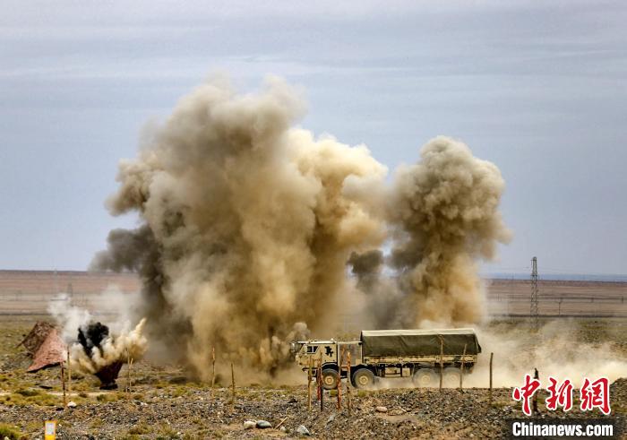 圖為模擬運(yùn)輸分隊(duì)通過(guò)炮火路段?！?王先鋒 攝