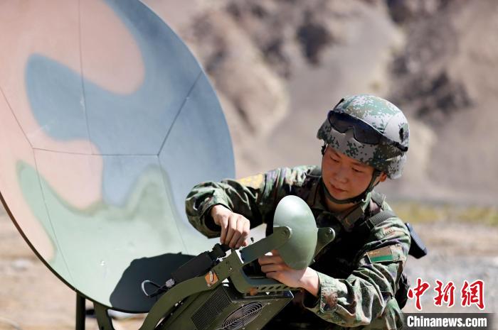 圖為官兵進(jìn)行衛(wèi)星通訊架設(shè)?！?鄒寧寧 攝