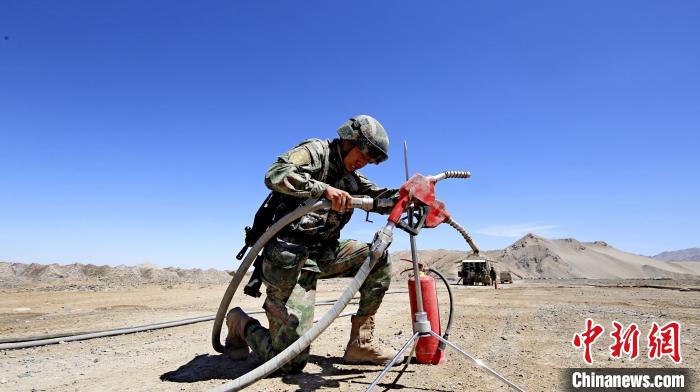 圖為官兵為群車加油。　 胡吉容 攝