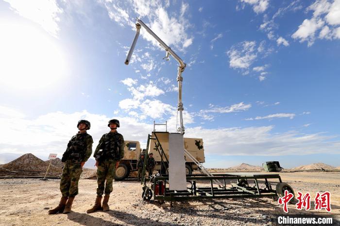 圖為野戰(zhàn)油庫(kù)開(kāi)設(shè)?！?唐 堯 攝