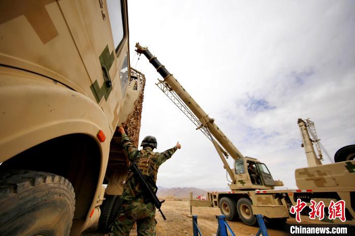 圖為野戰(zhàn)車輛搶修環(huán)節(jié)?！?祁漢智 攝