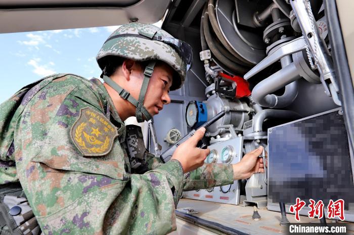 圖為群車加油科目演練現(xiàn)場(chǎng)。　 王先鋒 攝