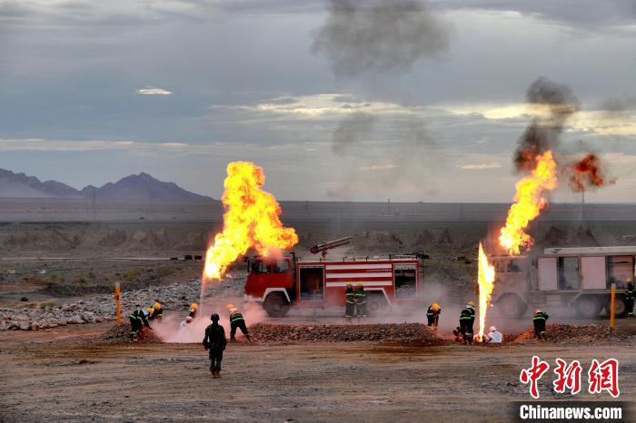 圖為野戰(zhàn)管線搶修?！?鄒寧寧 攝