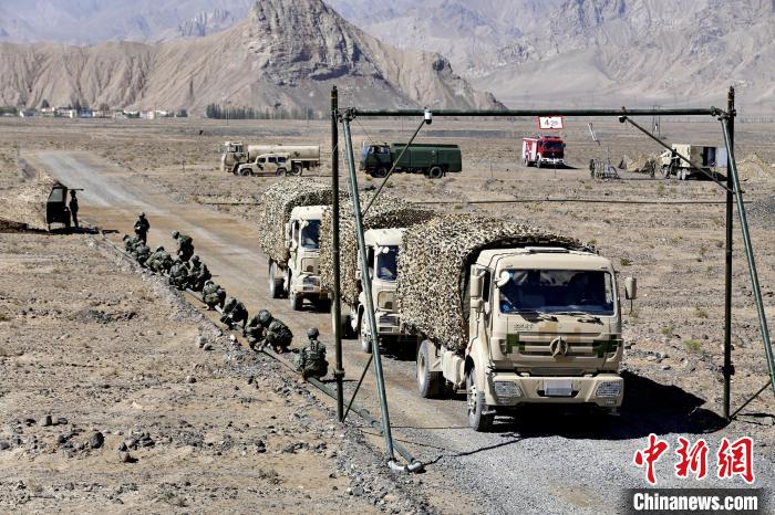 圖為野戰(zhàn)管線鋪設(shè)?！〕套颖?攝