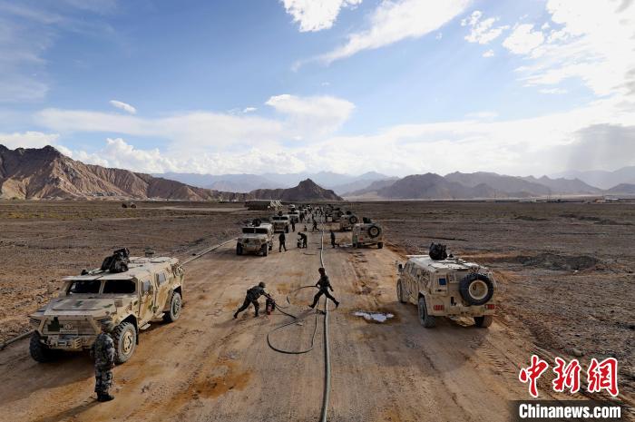 圖為群車加油科目演練現(xiàn)場(chǎng)。　 祁漢智 攝