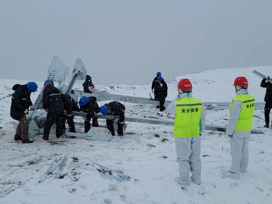 9月13日，電力施工人員正在對(duì)改造工器具進(jìn)行清點(diǎn)和組裝。秦鐘攝