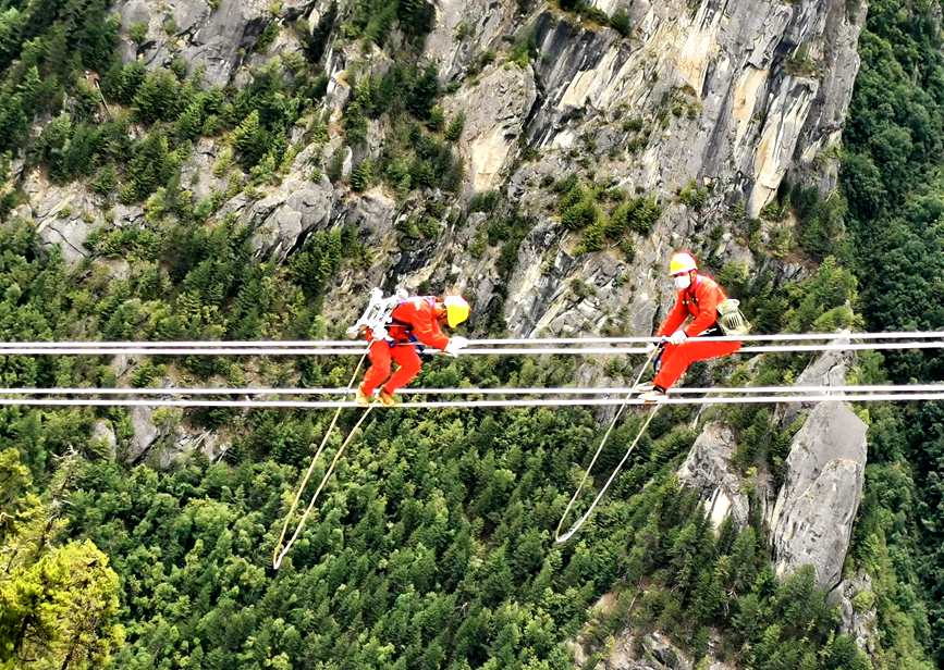 9月15日，電力檢修人員開展左波線米堆冰川段導(dǎo)線扭絞處理走線作業(yè)。旦尼攝