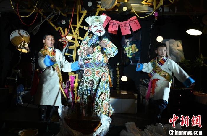 圖為由少兒表演的藏戲在公開場合演出。資料圖 趙朗 攝