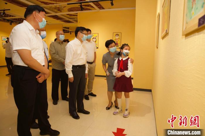 圖為與會嘉賓與入選畫作的“小作者”們一同觀展。　中國藏學(xué)研究中心供圖