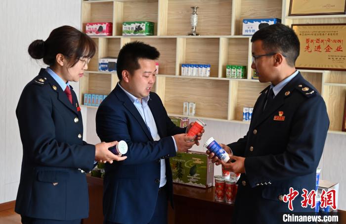 圖為林芝稅務(wù)部門上門了解企業(yè)情況，并宣講稅收政策。資料圖 趙朗 攝