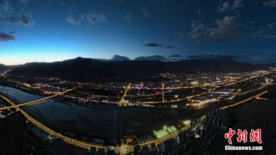 資料圖為2020年6月10日，拉薩城市入夜，燈光點(diǎn)亮高原古城夜色。（無人機(jī)畫面） <a target='_blank' href='/'><p  align=