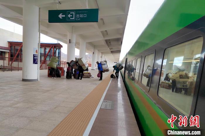 乘客乘復(fù)工專列抵達(dá)日喀則?！±_車務(wù)段 供圖