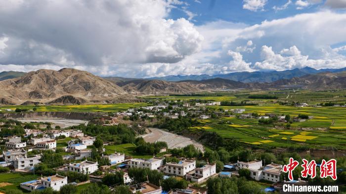 圖為依地形而建的西藏拉薩市尼木縣村居?！≈x牧 攝