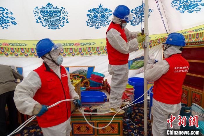 圖為西藏類烏齊縣供電部門為臨時(shí)隔離點(diǎn)50頂帳篷進(jìn)行用電接入?！÷逅傻侵?攝