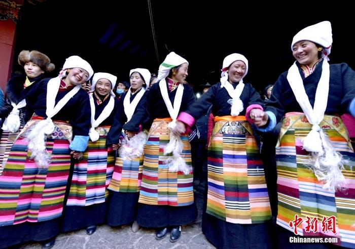 資料圖為2014年12月6日，拉薩民眾歡度“仙女節(jié)”。 <a target='_blank' href='/'><p  align=