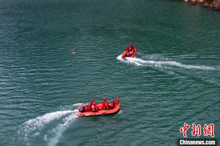 消防員操作舟艇進(jìn)行s型繞標(biāo)。　侯杰 攝