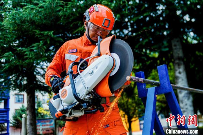 西藏林芝森林消防年度綜合救援技能大練兵活動(dòng)現(xiàn)場(chǎng)?！『罱?攝