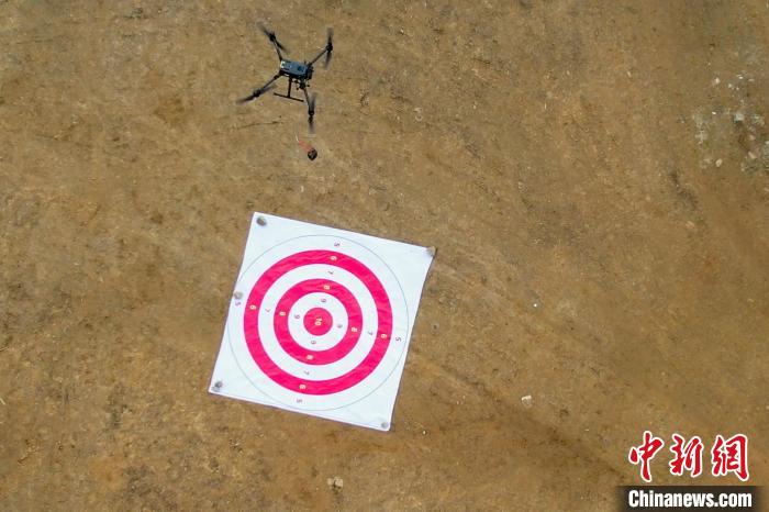 圖為消防員利用無(wú)人機(jī)空投滅火彈?！钣例?攝