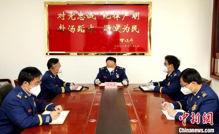 圖為西藏森林消防總隊在二十大開幕會結(jié)束后組織學習討論?！∥鞑厣窒揽傟牴﹫D