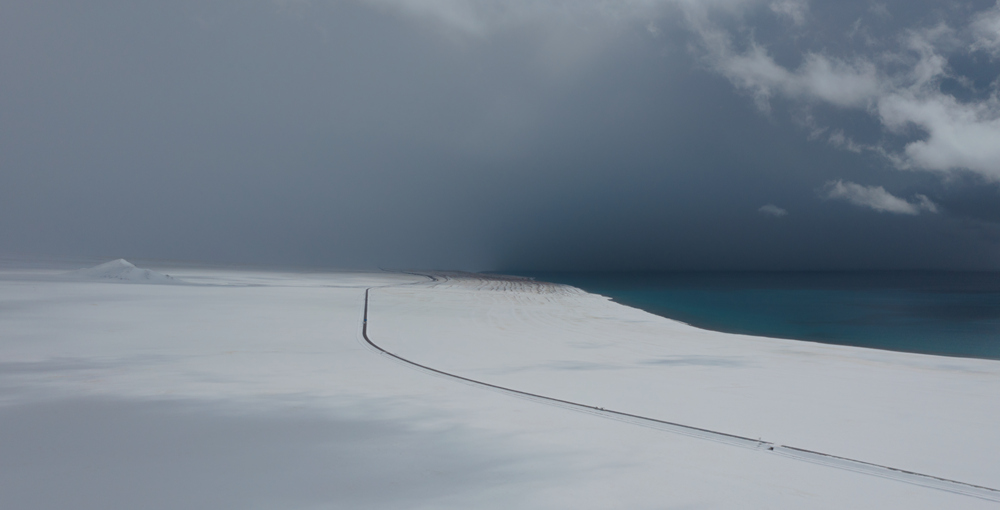 西藏阿里地區(qū)改則縣迎來初雪，銀裝素裹，美如畫卷。