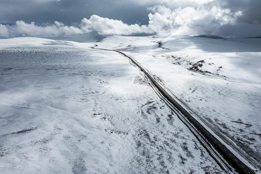 西藏阿里地區(qū)改則縣迎來初雪，銀裝素裹，美如畫卷。