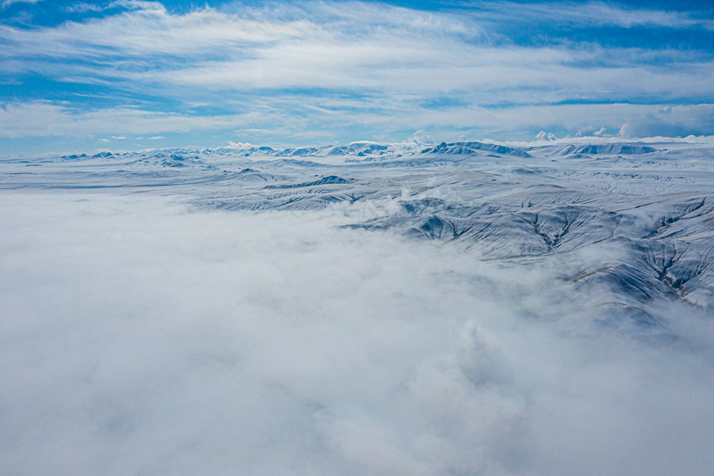 西藏阿里地區(qū)改則縣迎來初雪，銀裝素裹，美如畫卷。