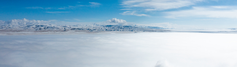 西藏阿里地區(qū)改則縣迎來初雪，銀裝素裹，美如畫卷。