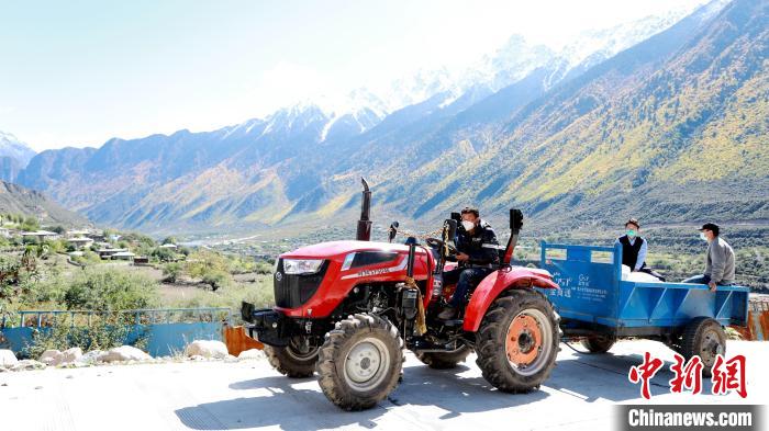 圖為工作人員將把加工完成的糌粑運送至村民手中。　嘉黎縣融媒體中心供圖