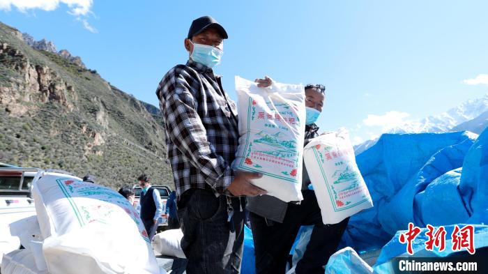 圖為合作社加工完成的優(yōu)質(zhì)糌粑?！〖卫杩h融媒體中心供圖