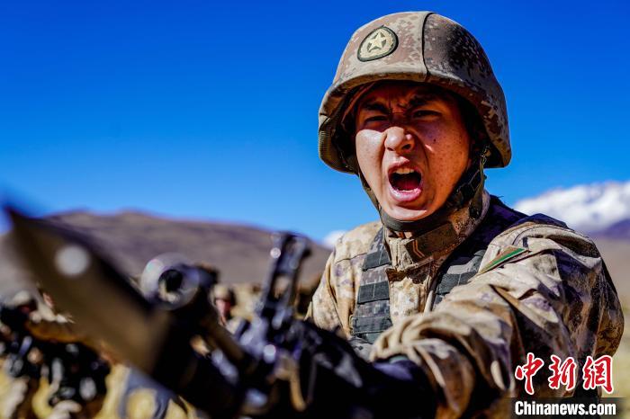 官兵正在進行刺殺操訓(xùn)練。　西藏山南軍分區(qū)某團供圖