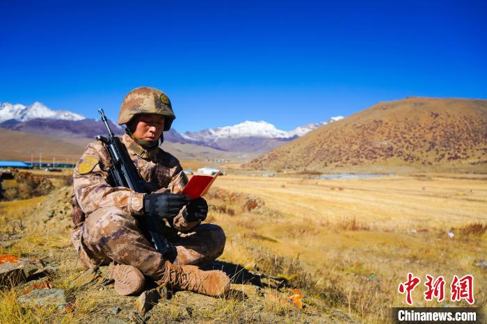 戰(zhàn)士正在品讀該團制作下發(fā)的二十大報告內(nèi)容匯編“口袋書” ?！∥鞑厣侥宪姺謪^(qū)某團供圖