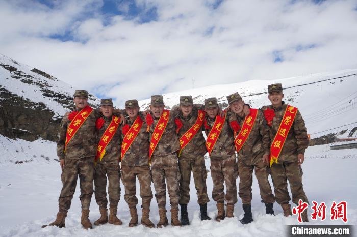 退伍老兵合照留念?！∥鞑厣侥宪姺謪^(qū)某團(tuán)供圖