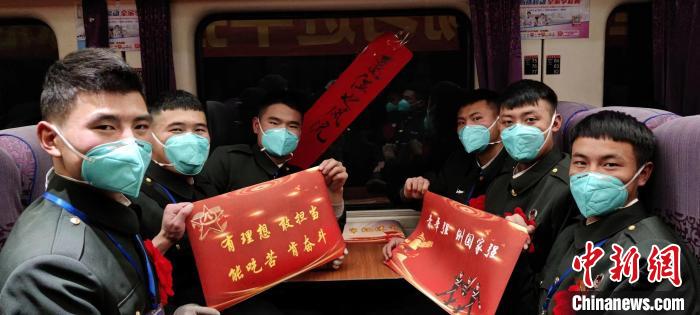 退伍老兵在退伍專(zhuān)列上合影留念?！∥鞑厣侥宪姺謪^(qū)某團(tuán)供圖