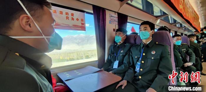 退伍老兵乘坐在退伍專(zhuān)列?！∥鞑厣侥宪姺謪^(qū)某團(tuán)供圖