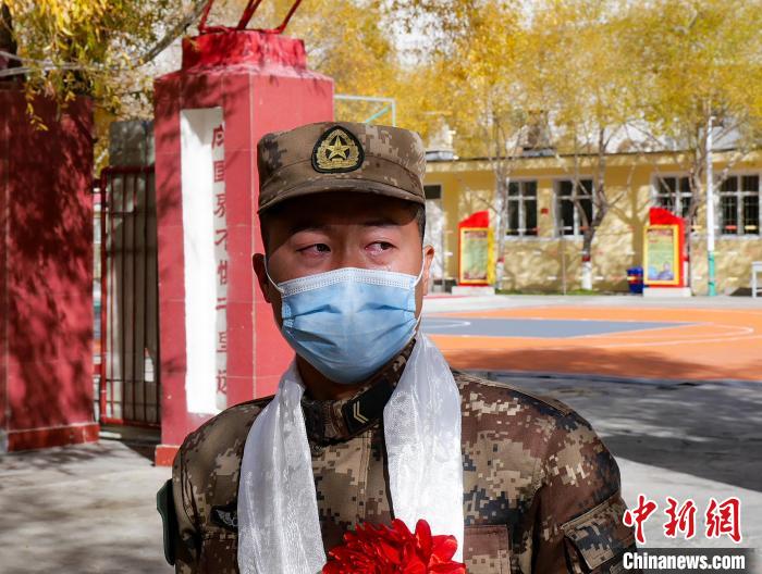 圖為什布奇邊防連退伍老兵臨別前再看一眼連隊(duì)?！詵| 攝