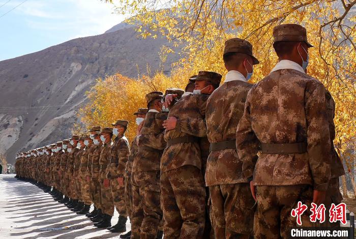 圖為什布奇邊防連退伍老兵與戰(zhàn)友相擁而泣，依依惜別?！⌒觳?攝