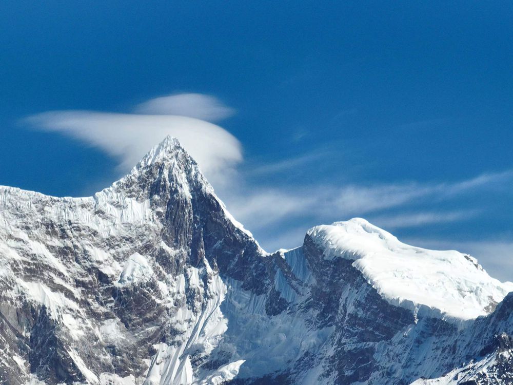 雅魯藏布江遠處的雪山風(fēng)光。
