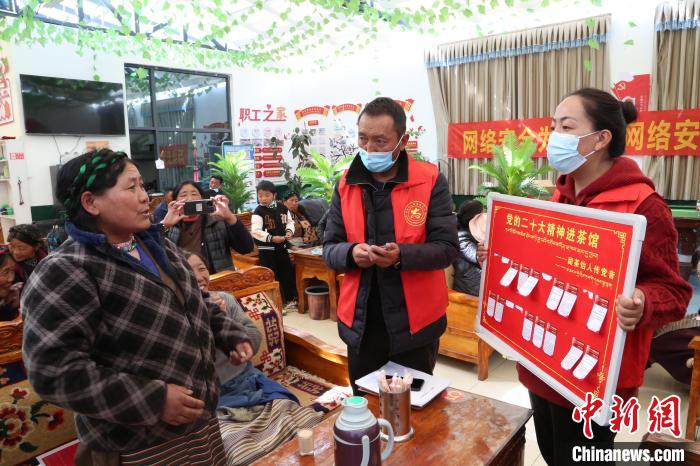 圖為瓊結縣村民參與問答?！愔闈扇?攝