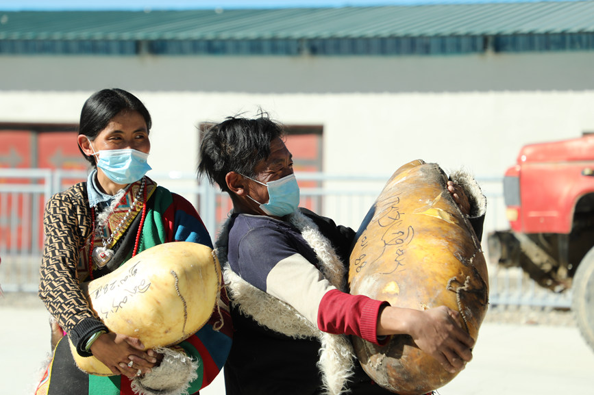 茶措村牧區(qū)改革合作社酥油分紅現(xiàn)場。索朗仁青 攝