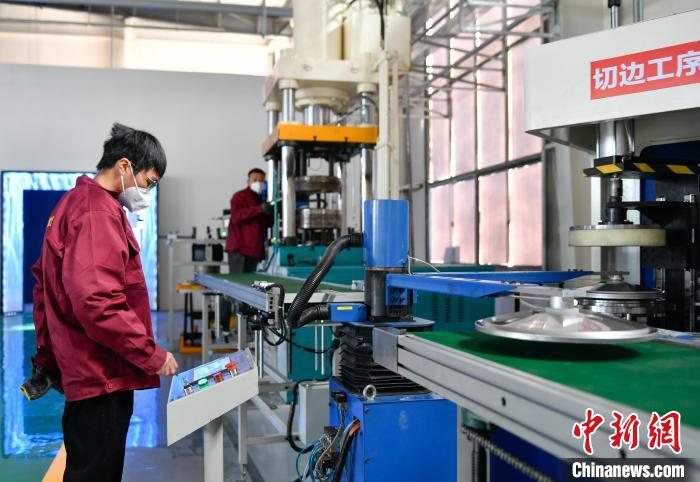 圖為炊具生產(chǎn)線?！∝暩聛硭?攝