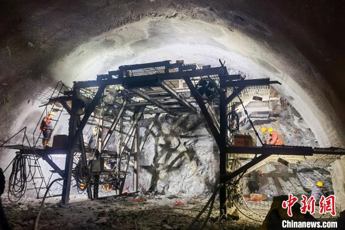 資料圖為隧道施工掘進(jìn)過程中?！∥鞑刈灾螀^(qū)交通運(yùn)輸廳 供圖