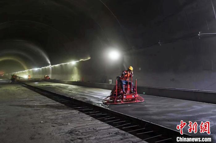 圖為隧道施工現(xiàn)場(chǎng)?！∥鞑刈灾螀^(qū)交通運(yùn)輸廳 供圖